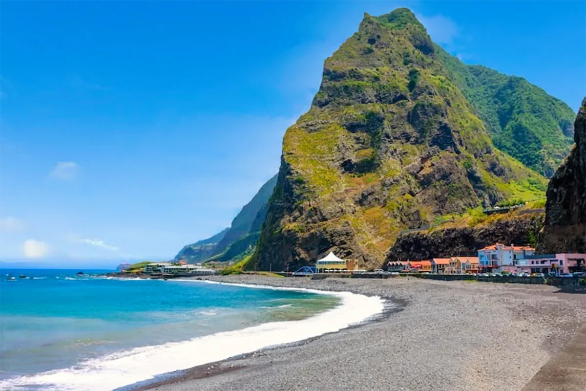 Playa de São Vicente y montañas junto al Atlántico