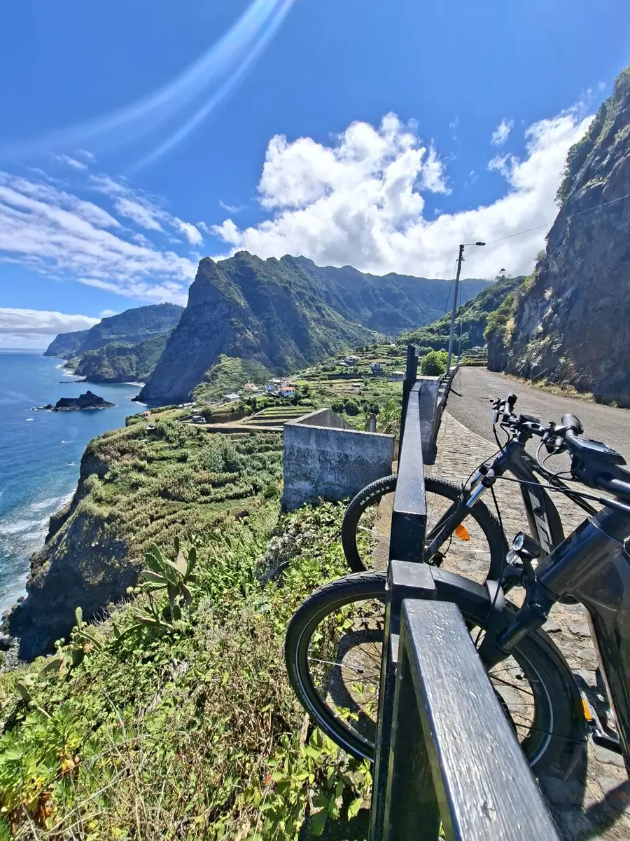 E-bikes junto a la carretera costera